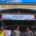petugas-keamaan-melakukan-penjagaan-pada-pintu-masuk-usai-terjadi-ledakan-di-sman-72-jakarta-jumat-7112025-1762505986126_169