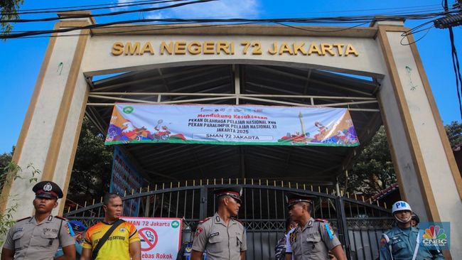 petugas-keamaan-melakukan-penjagaan-pada-pintu-masuk-usai-terjadi-ledakan-di-sman-72-jakarta-jumat-7112025-1762505986126_169