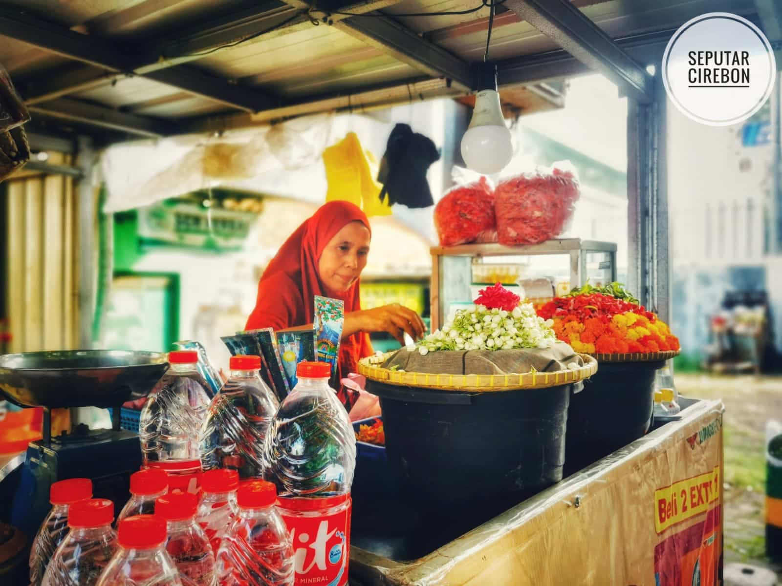 Menjaga Tradisi dari Pinggir Jalan: Penjual Bunga Tabur di Jalan Drajat