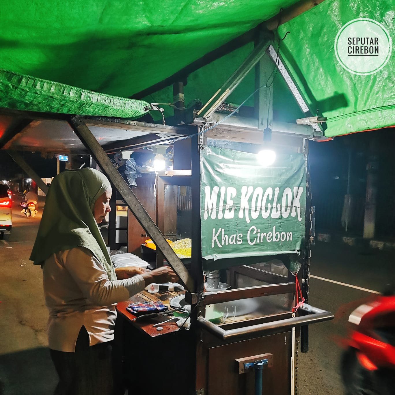 Penjual Mie Koclok Di Malam Hari : Uap Hangat yang Menjaga Malam Cirebon Tetap Hidup