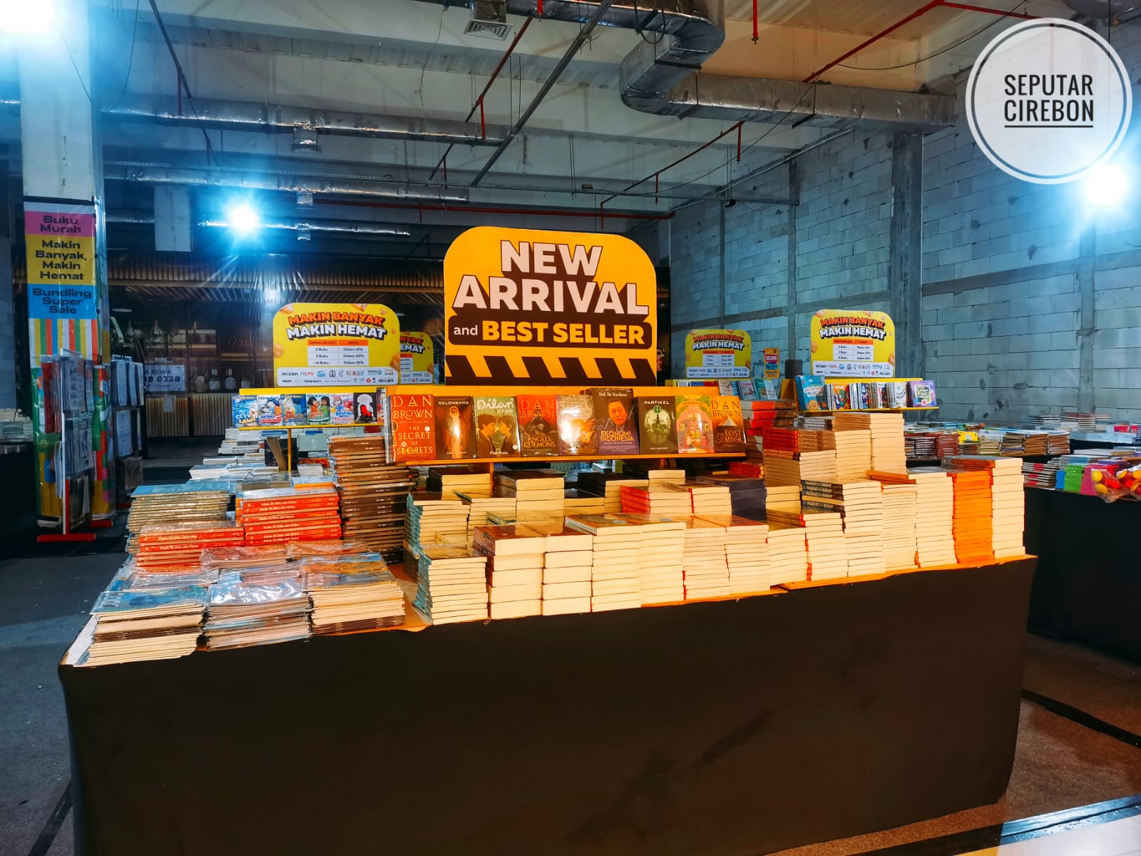 Di Antara Tumpukan Buku, Kota Sedang Memilih Dirinya Sendiri